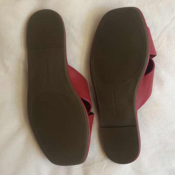 In “spicy orange” looks more like a cherry red. No tags, never worn. - Picture 4 of 4